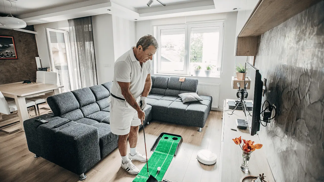 senior golfer using one of the best putting mats at home